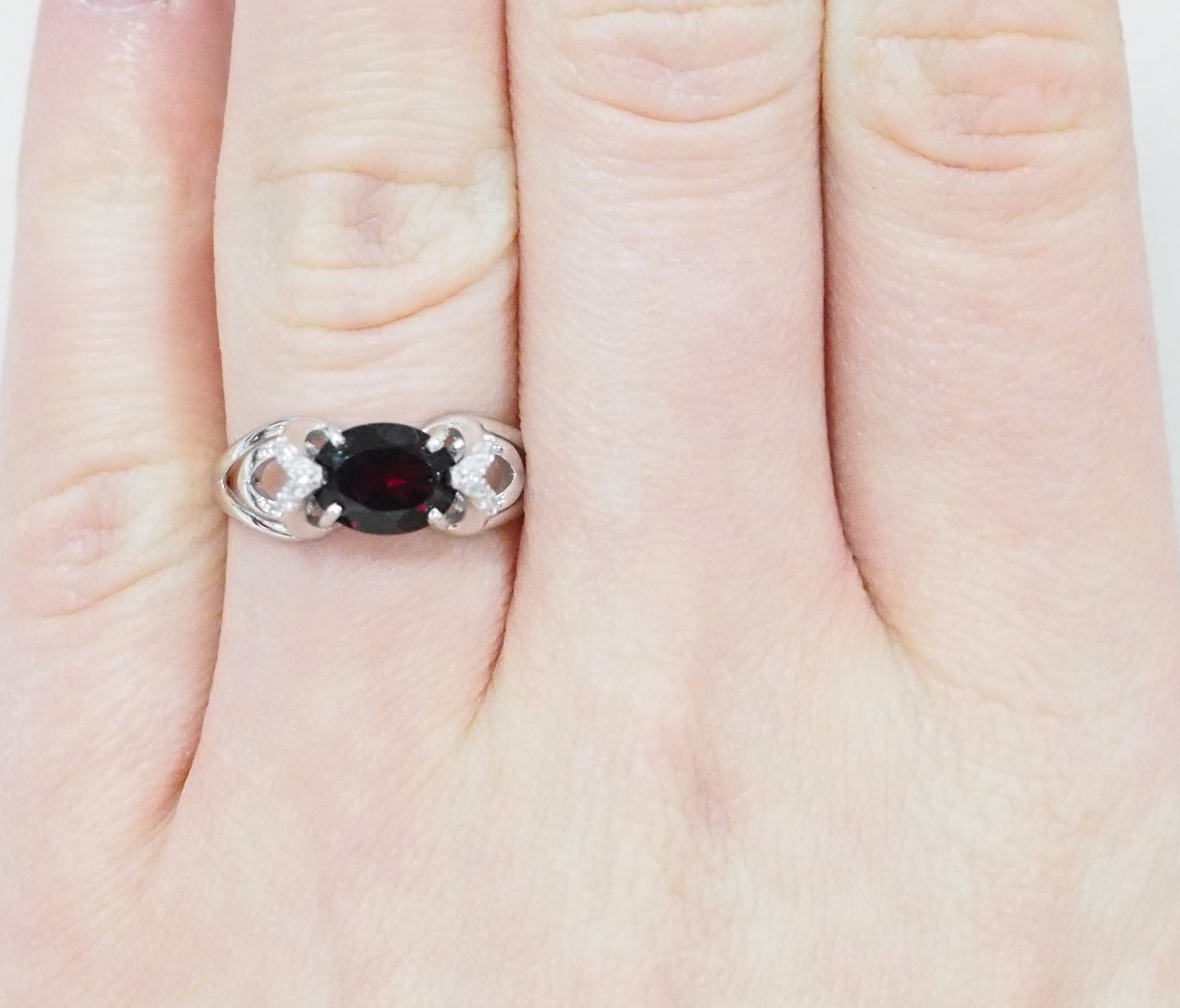 Серебряное кольцо 925 пробы; вставки 1 Гранат,6 Фианит бесцв.;